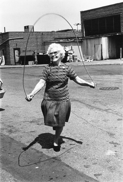 arlene-gottfried-isabel-croft-jumping-rope-brooklyn-copie